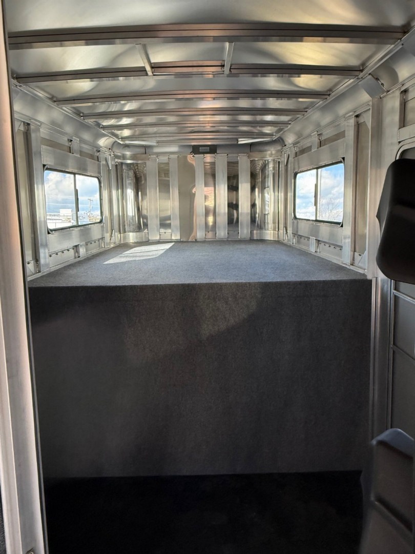 New 2024 Adam Excursion 3 Horse Slant Gooseneck Horse Trailer