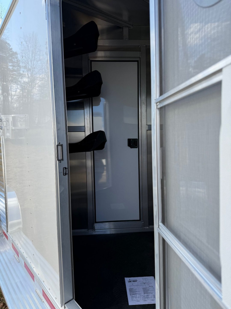 New 2024 Adam Excursion 3 Horse Slant Gooseneck Horse Trailer