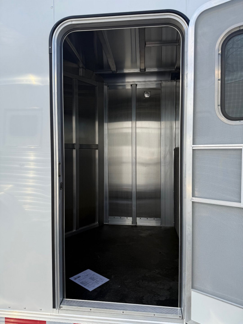 New 2024 Adam Excursion 3 Horse Slant Gooseneck Horse Trailer