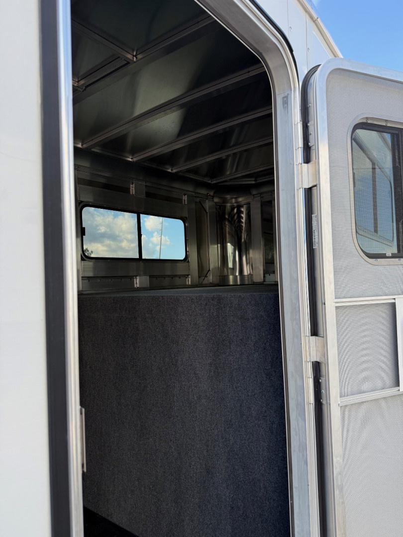 New 2024 Adam Excursion 3 Horse Slant Gooseneck Horse Trailer