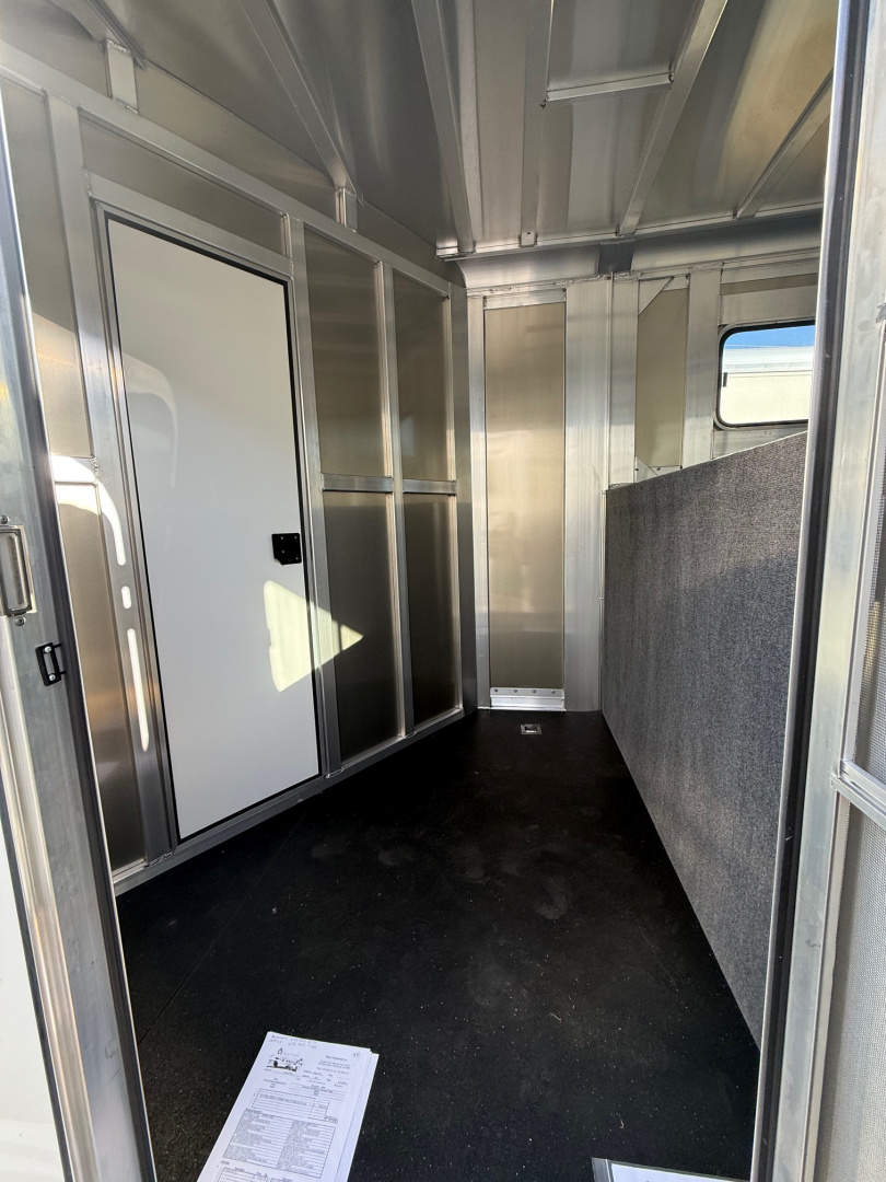 New 2024 Adam Excursion 4 Horse Slant Gooseneck Horse Trailer