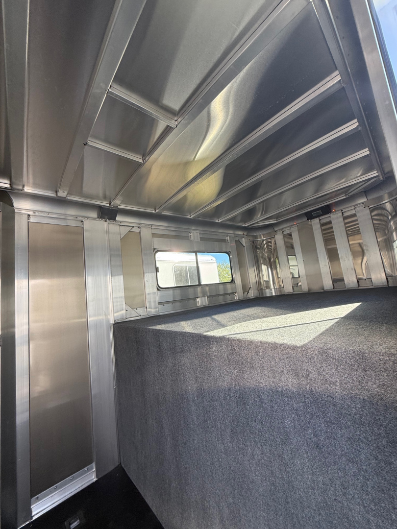 New 2024 Adam Excursion 4 Horse Slant Gooseneck Horse Trailer