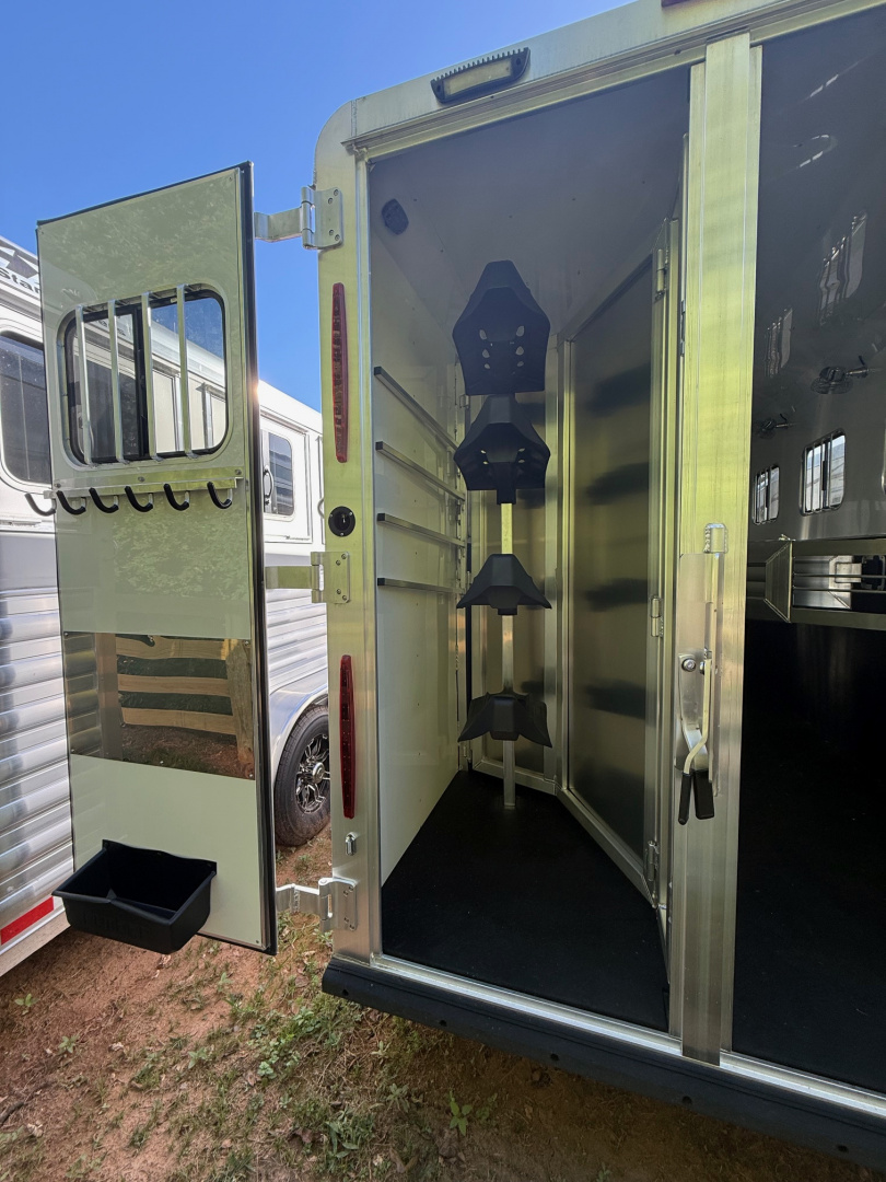 New 2024 Adam Excursion 4 Horse Slant Gooseneck Horse Trailer