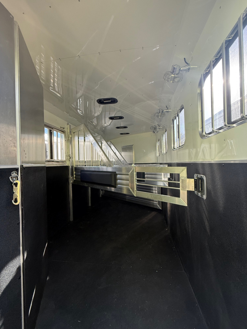 New 2024 Adam Excursion 4 Horse Slant Gooseneck Horse Trailer