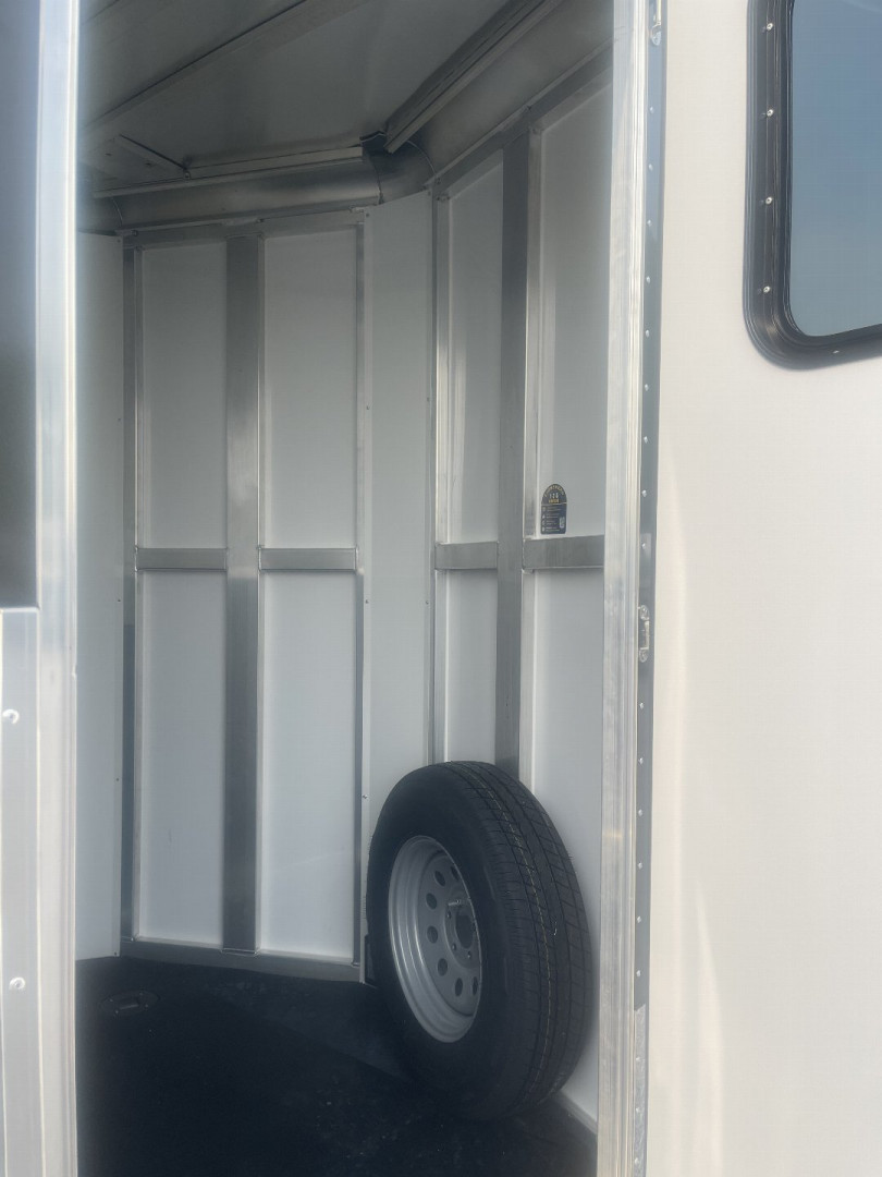 New 2025 Merhow Trailers ES720SL- BP Horse Trailer