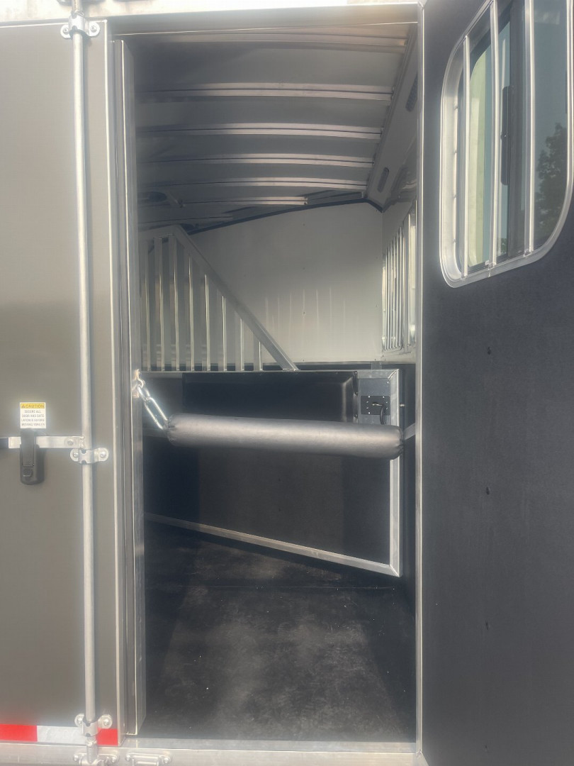 New 2025 Merhow Trailers ES720SL- BP Horse Trailer