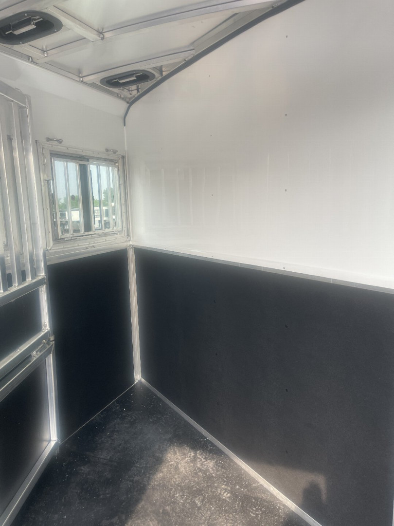 New 2025 Merhow Trailers ES720SL- BP Horse Trailer