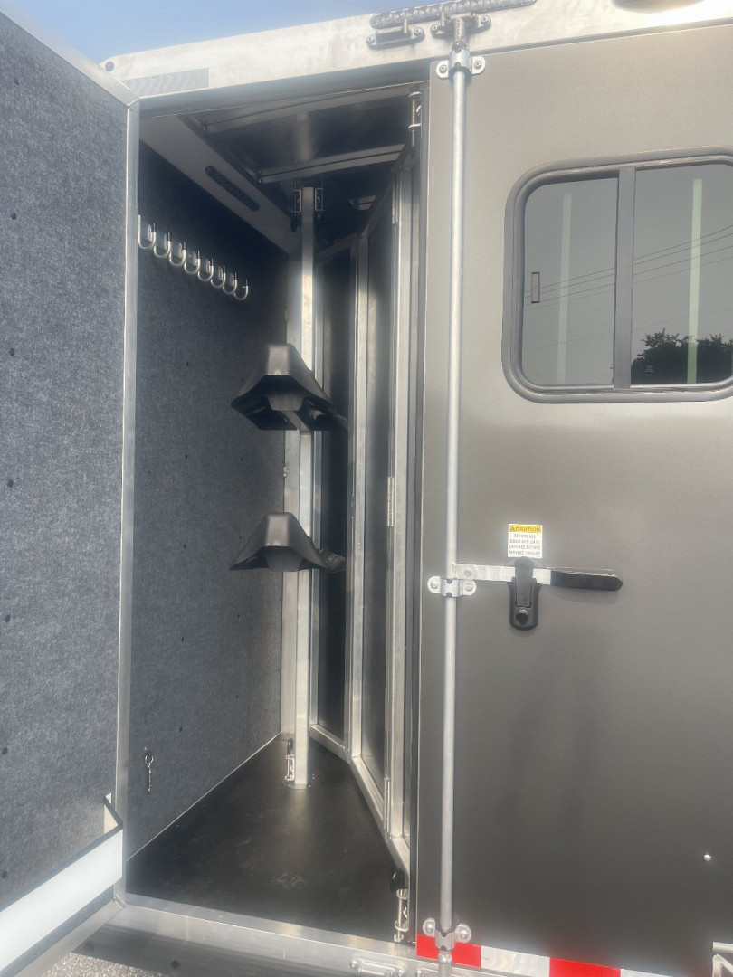 New 2025 Merhow Trailers ES720SL- BP Horse Trailer