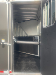 New 2025 Merhow Trailers ES720SL- BP Horse Trailer