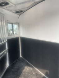 New 2025 Merhow Trailers ES720SL- BP Horse Trailer