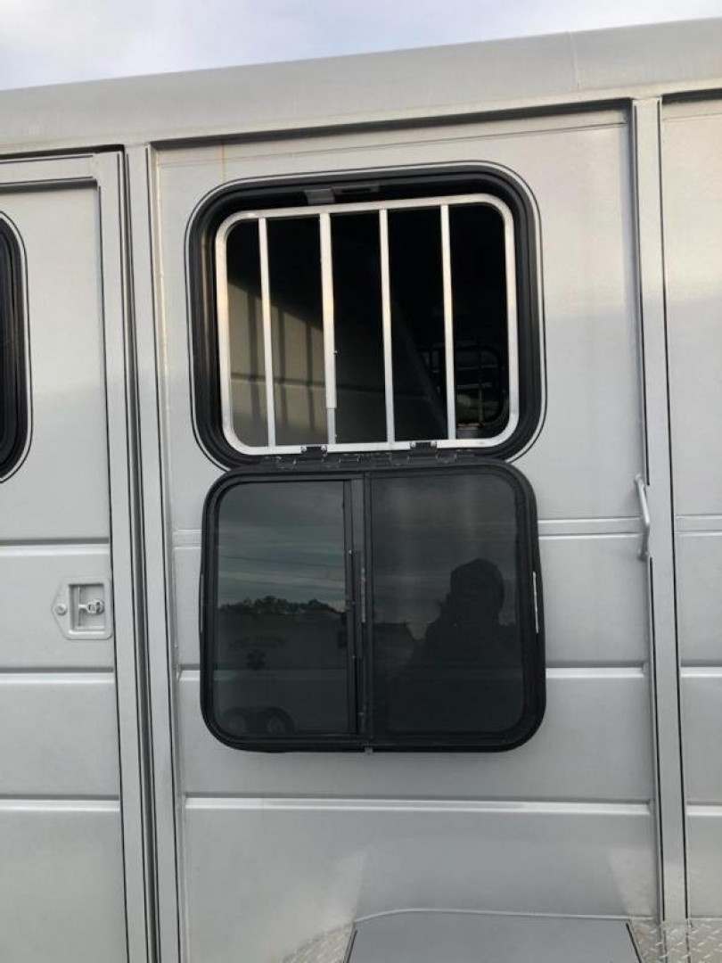 New 2025 Calico Trailers 2H BP Horse Trailer