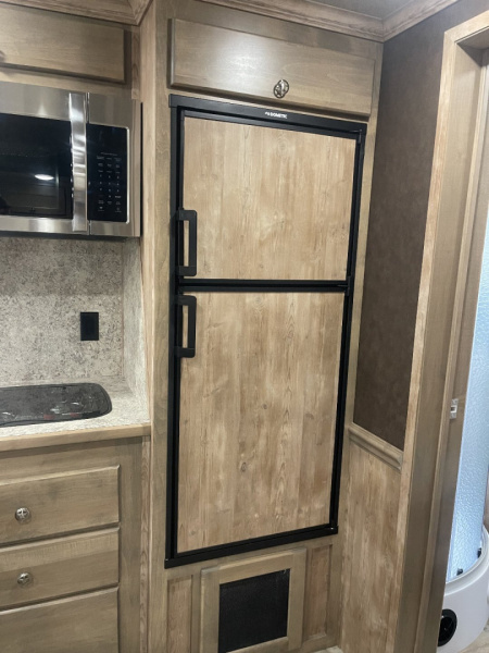 New 2025 Merhow Trailers 8414-B RWS Horse Trailer