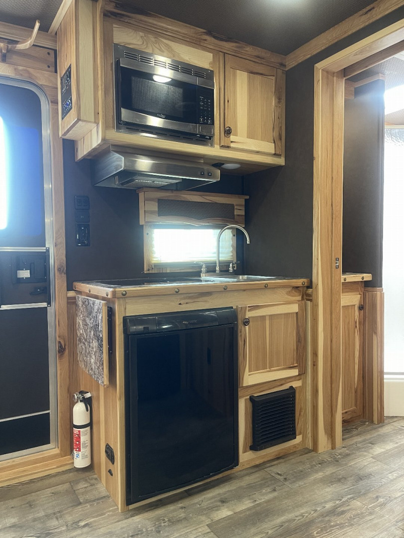 Used 2025 Merhow Trailers 7309 RK-S Horse Trailer