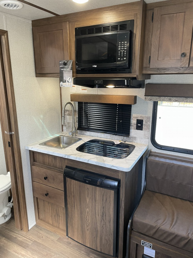 New 2025 Bison Trailers SV8209B Horse Trailer