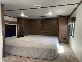 New 2025 Bison Trailers SV8209B Horse Trailer