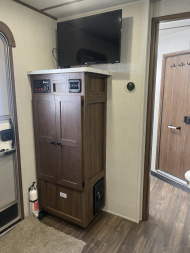 New 2025 Bison Trailers SV8209B Horse Trailer
