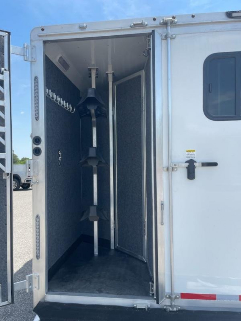 New 2025 Merhow Trailers 8313 RWS SUMMIT FARMHOUSE Horse Trailer