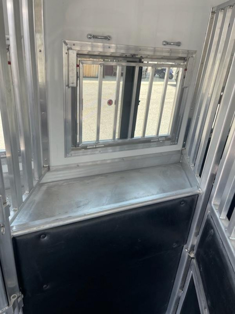 New 2025 Merhow Trailers 8313 RWS SUMMIT FARMHOUSE Horse Trailer