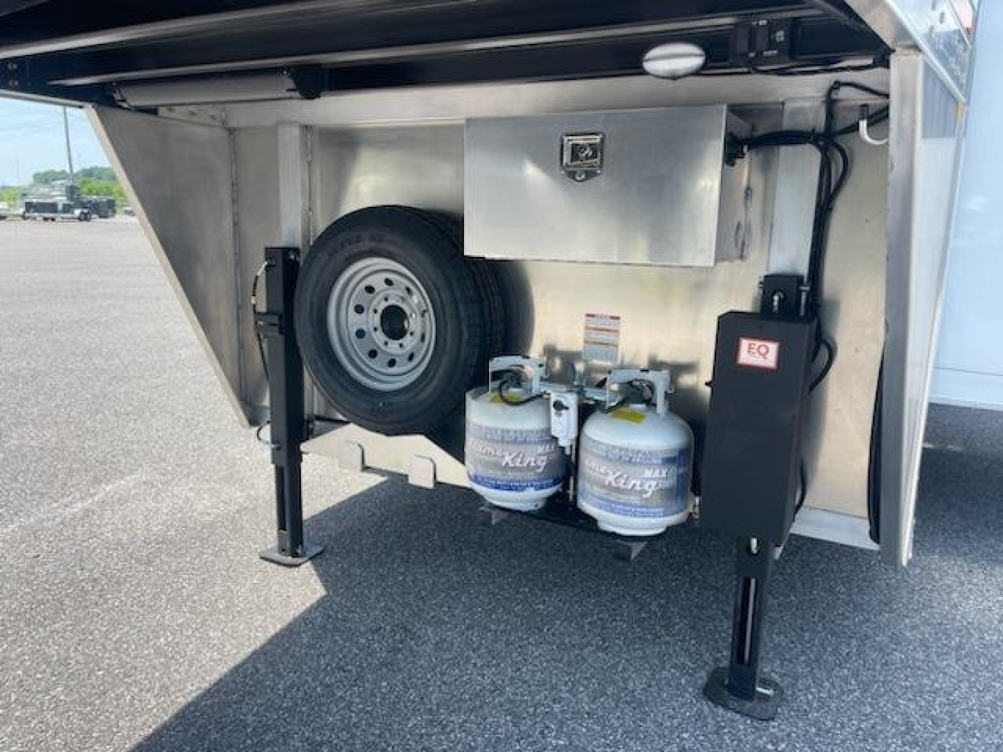 New 2025 Merhow Trailers 8313 RWS SUMMIT FARMHOUSE Horse Trailer