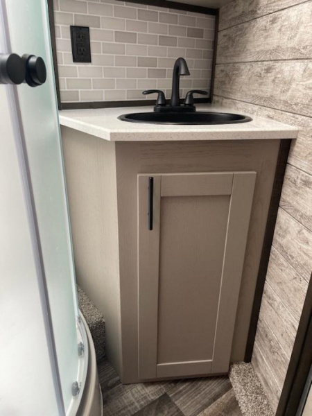 New 2025 Merhow Trailers 8313 RWS SUMMIT FARMHOUSE Horse Trailer