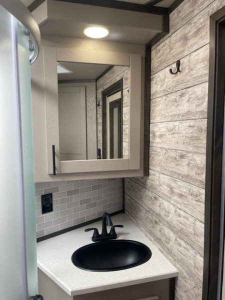 New 2025 Merhow Trailers 8313 RWS SUMMIT FARMHOUSE Horse Trailer