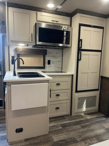 New 2025 Merhow Trailers 8313 RWS SUMMIT FARMHOUSE Horse Trailer