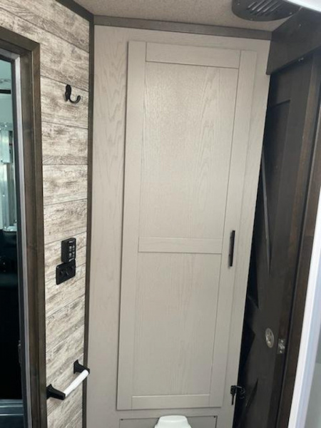 New 2025 Merhow Trailers 8313 RWS SUMMIT FARMHOUSE Horse Trailer