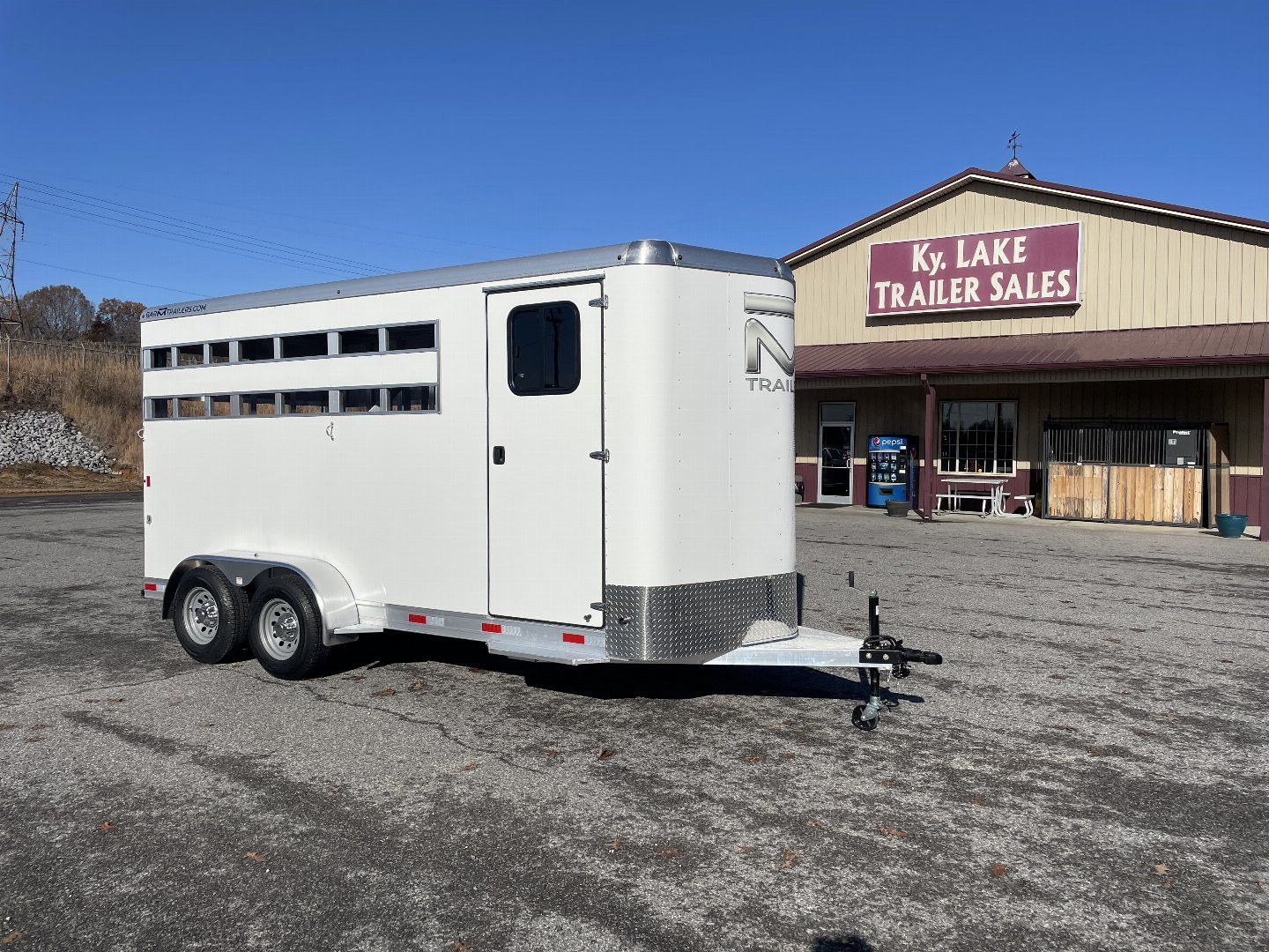New 2025 Merhow Trailers 3 HORSE BP STOCK Horse Trailer