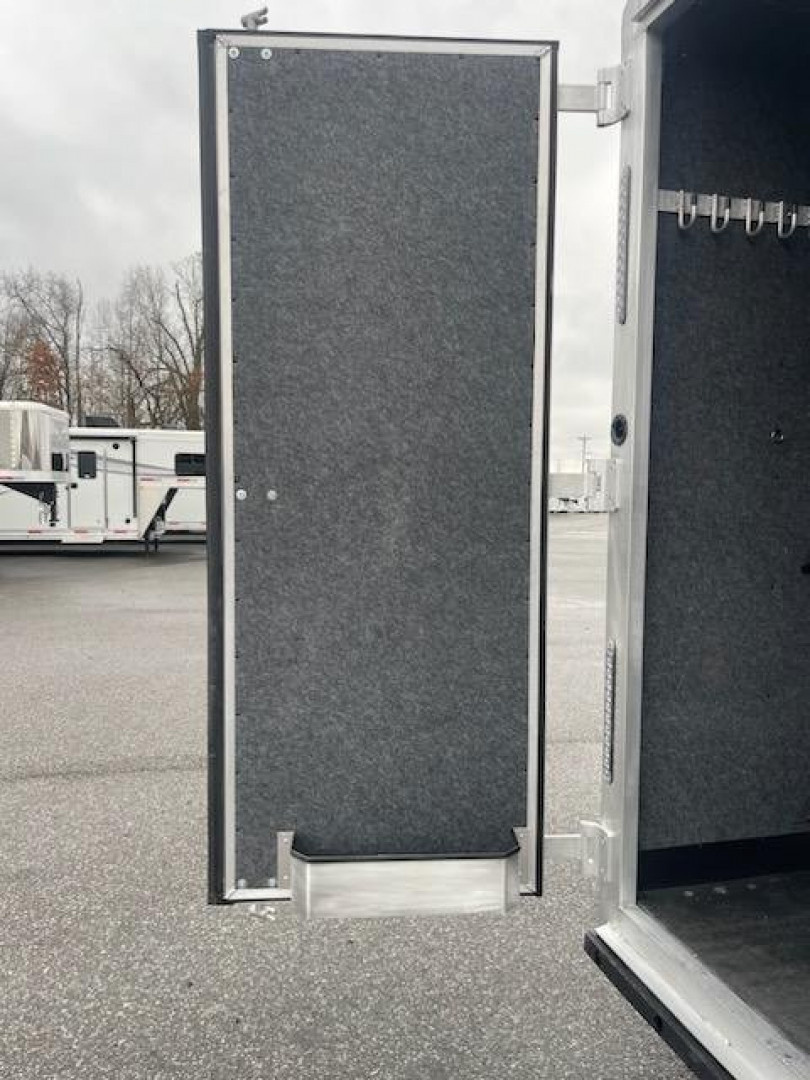 New 2025 Merhow Bronco 4H SL GN Horse Trailer