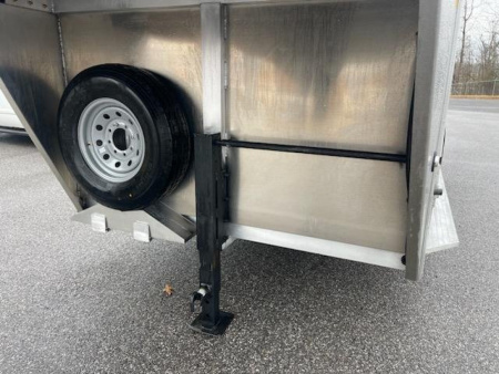 New 2025 Merhow Bronco 4H SL GN Horse Trailer