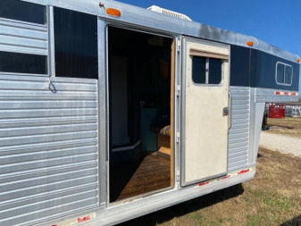 Used 1999 C and C Trailers 4 horse Horse Trailer