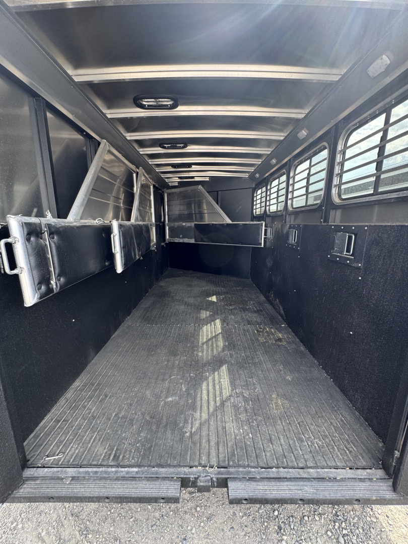 Used 2024 Logan Coach 4H GN BULLSEYE Horse Trailer