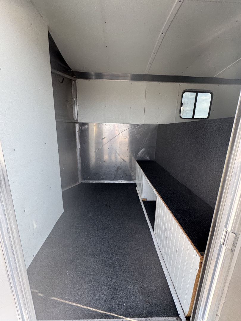 Used 2005 Classic 3H GN Horse Trailer