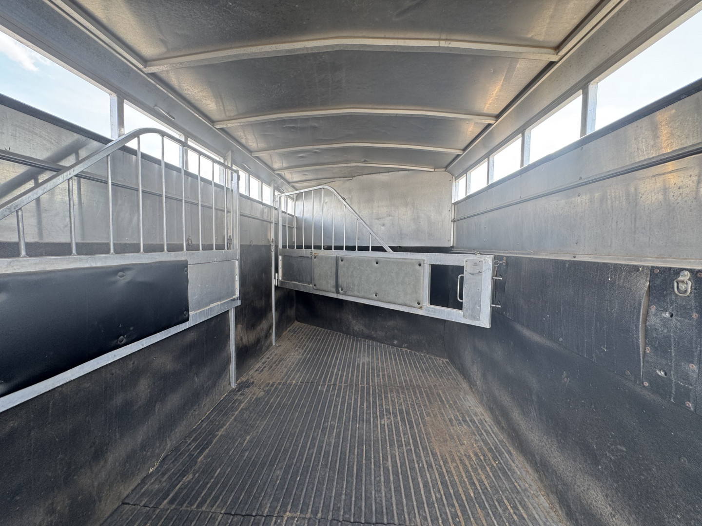 Used 2005 Classic 3H GN Horse Trailer