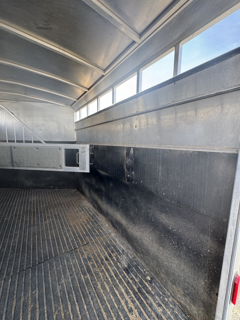 Used 2005 Classic 3H GN Horse Trailer