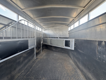 Used 2005 Classic 3H GN Horse Trailer