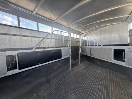 Used 2005 Classic 3H GN Horse Trailer