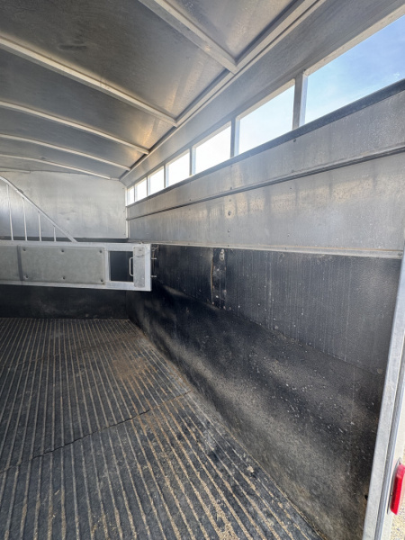 Used 2005 Classic 3H GN Horse Trailer