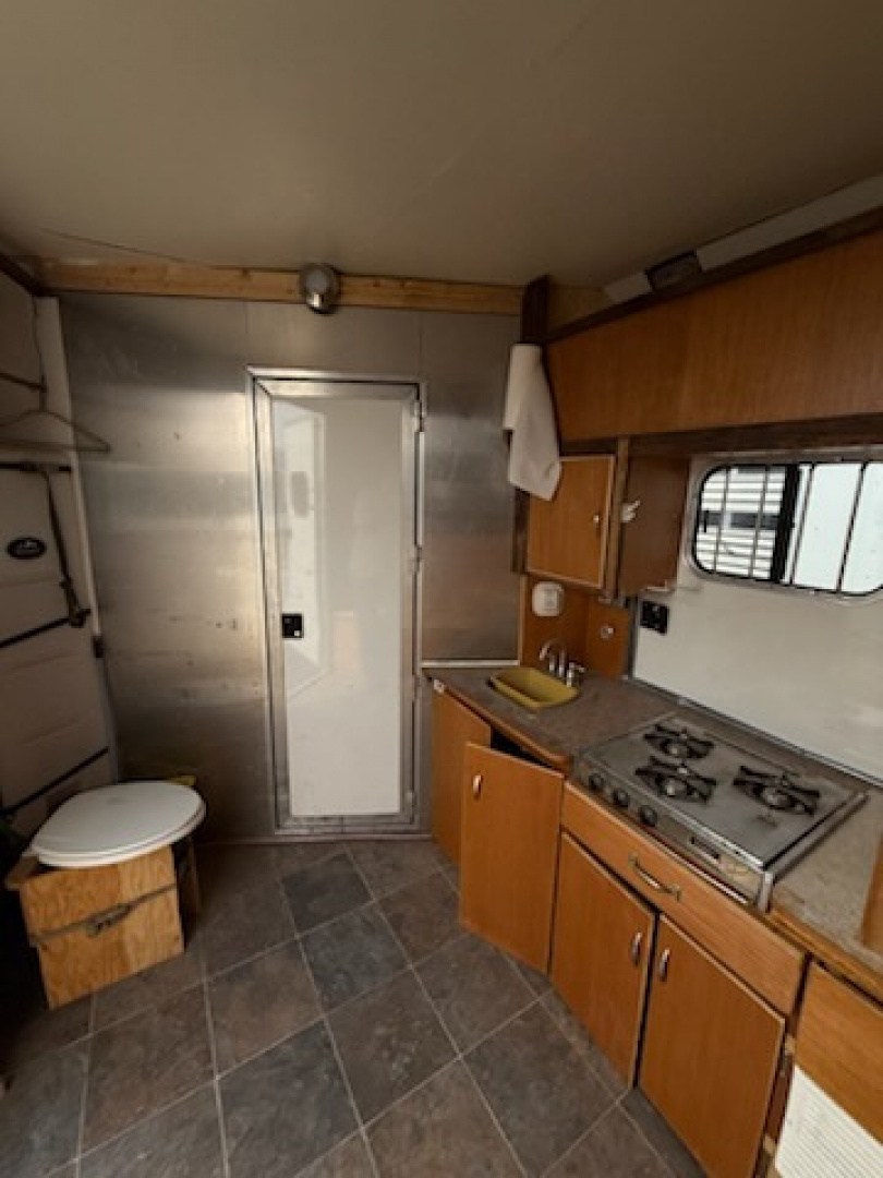 Used 2004 CM Trailers 3H GN Horse Trailer