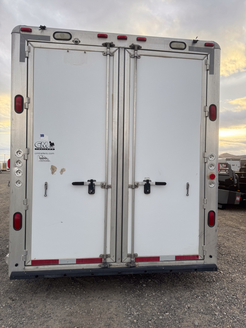 Used 2004 CM Trailers 3H GN Horse Trailer