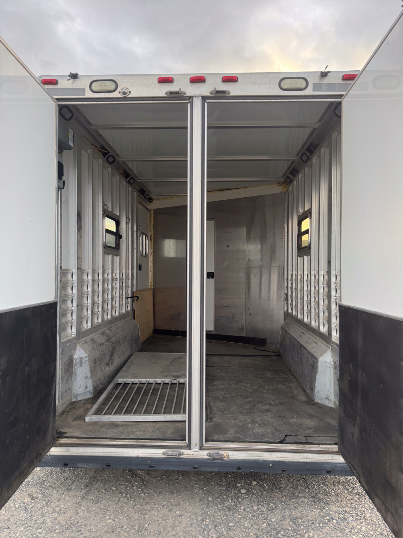 Used 2004 CM Trailers 3H GN Horse Trailer