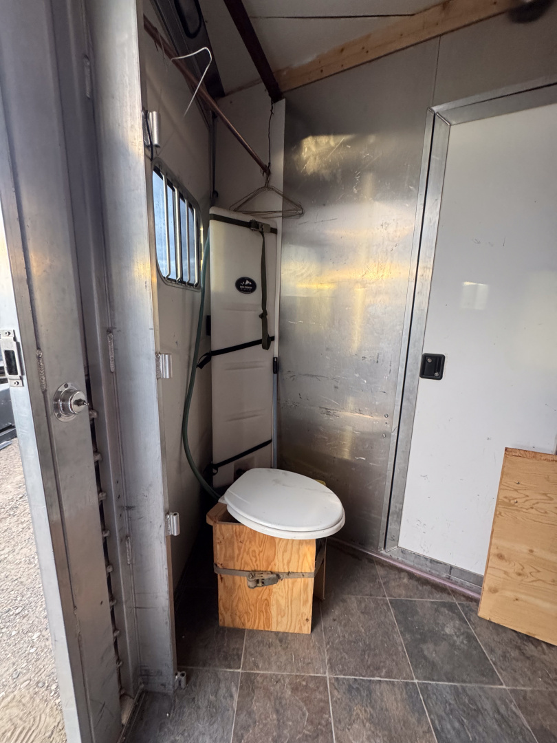 Used 2004 CM Trailers 3H GN Horse Trailer