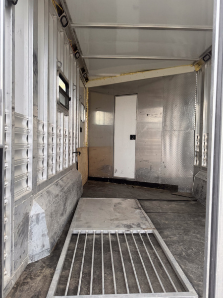 Used 2004 CM Trailers 3H GN Horse Trailer