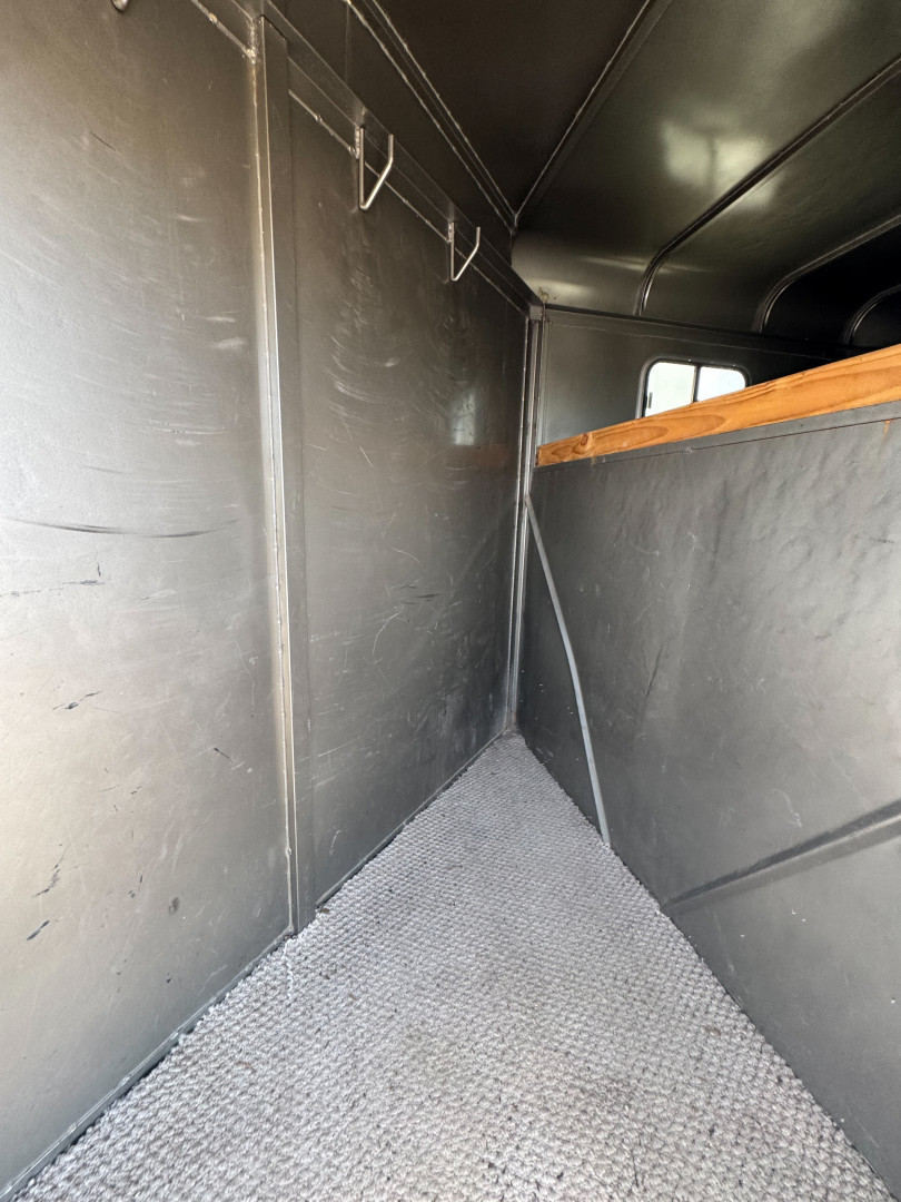 Used 2006 Ponderosa 4H GN Horse Trailer