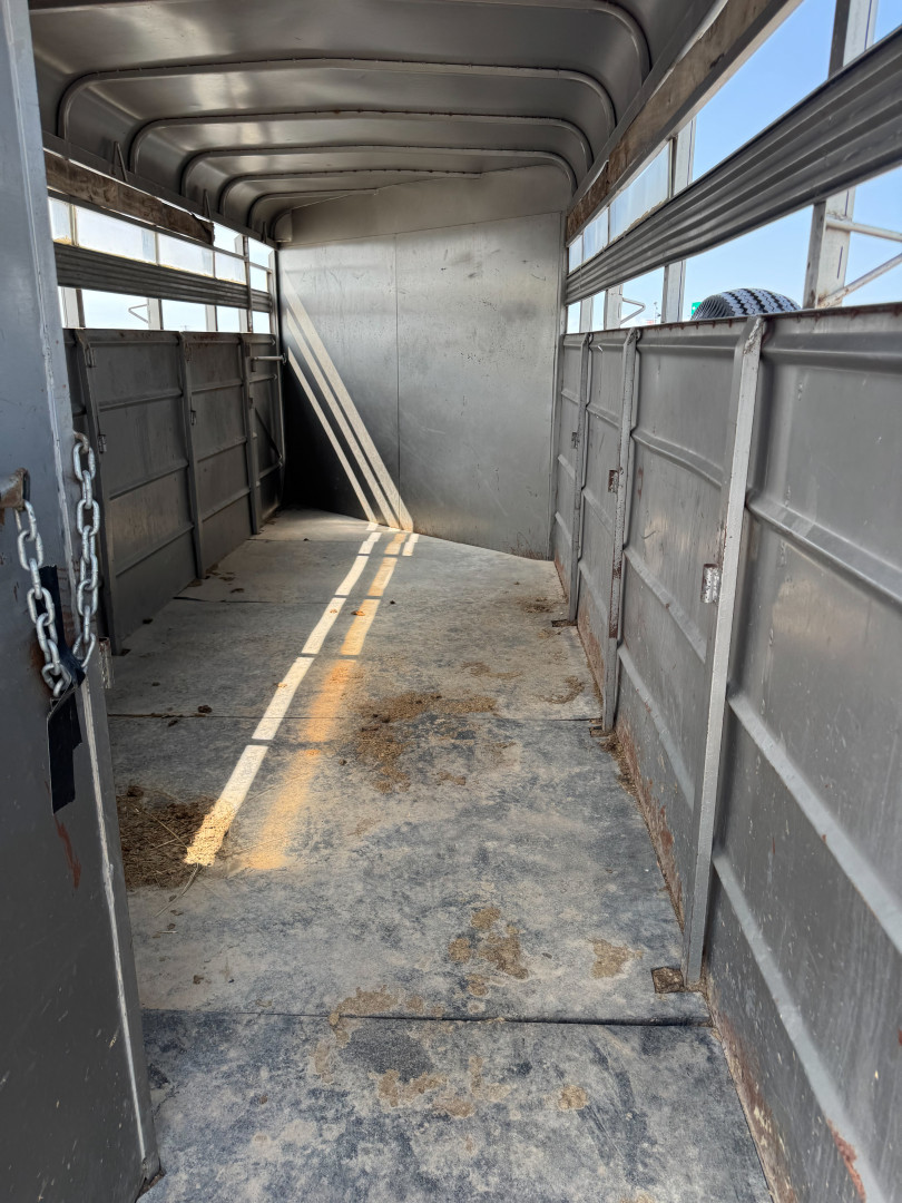 Used 2006 Ponderosa 4H GN Horse Trailer