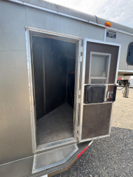 Used 2006 Ponderosa 4H GN Horse Trailer