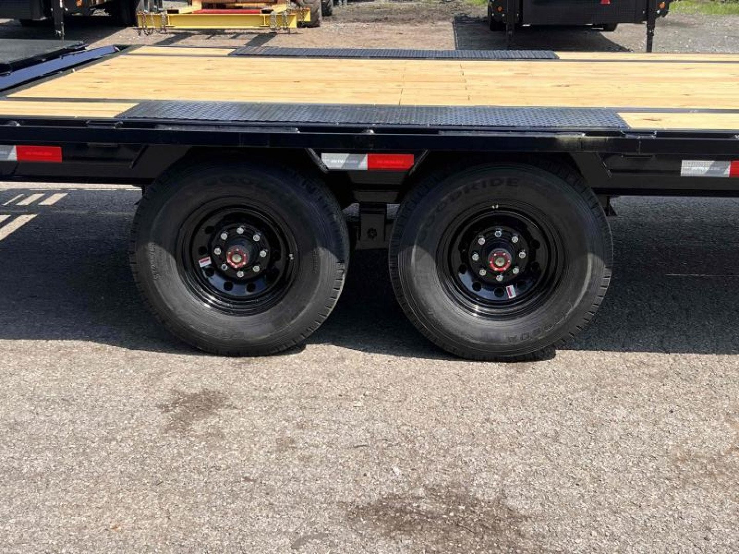 New 2025 PJ TRAILERS 102" x 28' Low-Pro Flatdeck With 8K Singles (LX) Flatbed Trailer