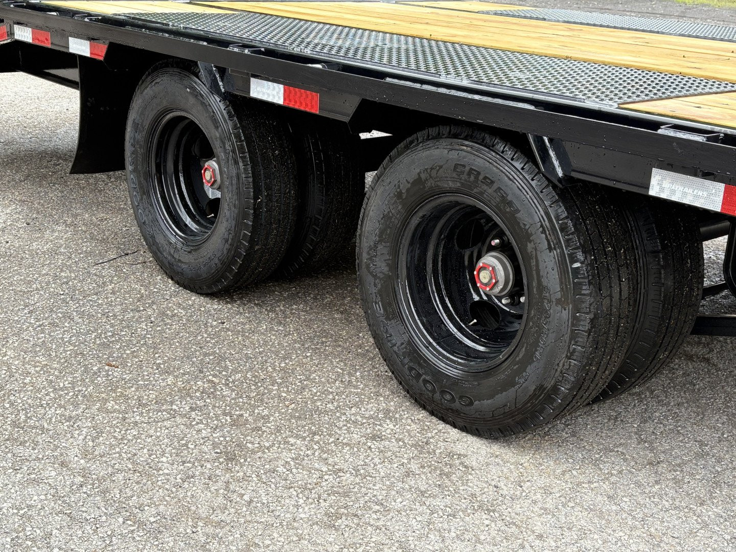 New 2025 PJ TRAILERS 102" x 32' Low-Pro Flatdeck With Duals (LD) 25.9K w. Monster Ramps Flatbed Trailer