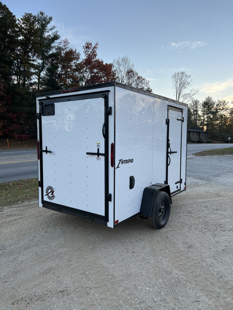 New 2026 HOMESTEADER TRAILER / INTREPID SERIES / 6' WIDE X 10' LONG / 6'6" INTERIOR HEIGHT / .030 WHITE ALUMINUM W/ BLACK OUT PKG / 32" SIDE DOOR W/ RV LOCK / RAMP REAR DOOR / 4-D RINGS / 16" O/C WALL POST