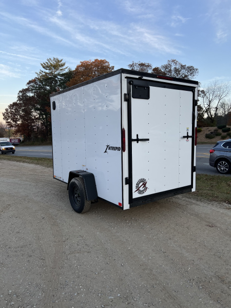 New 2026 HOMESTEADER TRAILER / INTREPID SERIES / 6' WIDE X 10' LONG / 6'6" INTERIOR HEIGHT / .030 WHITE ALUMINUM W/ BLACK OUT PKG / 32" SIDE DOOR W/ RV LOCK / RAMP REAR DOOR / 4-D RINGS / 16" O/C WALL POST